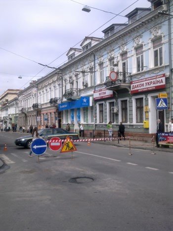 В центрі Тернополя перекрито рух: біля ЦУМу знову аварія з..., фото-1 В центрі Тернополя перекрито рух: біля ЦУМу знову аварія з проваллям (оновлено: фото, відео), фото-1