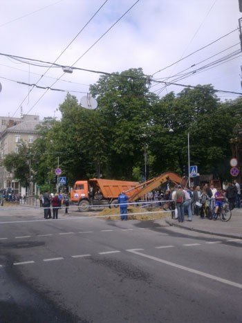 В центрі Тернополя перекрито рух: біля ЦУМу знову аварія з..., фото-8 В центрі Тернополя перекрито рух: біля ЦУМу знову аварія з проваллям (оновлено: фото, відео), фото-8