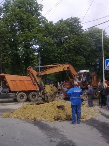 В центрі Тернополя перекрито рух: біля ЦУМу знову аварія з..., фото-2 В центрі Тернополя перекрито рух: біля ЦУМу знову аварія з проваллям (оновлено: фото, відео), фото-2