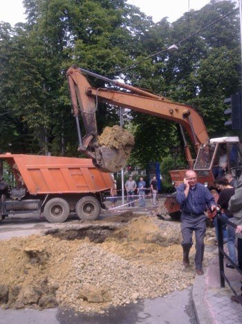 В центрі Тернополя перекрито рух: біля ЦУМу знову аварія з..., фото-3 В центрі Тернополя перекрито рух: біля ЦУМу знову аварія з проваллям (оновлено: фото, відео), фото-3