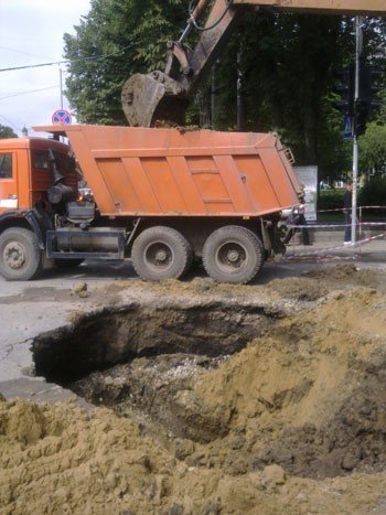 В центрі Тернополя перекрито рух: біля ЦУМу знову аварія з..., фото-4 В центрі Тернополя перекрито рух: біля ЦУМу знову аварія з проваллям (оновлено: фото, відео), фото-4