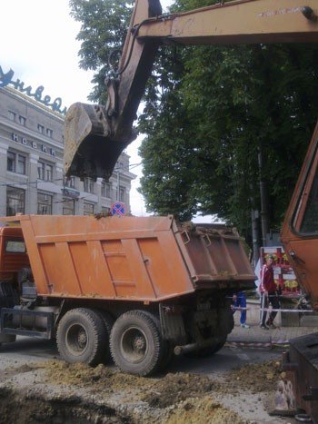 В центрі Тернополя перекрито рух: біля ЦУМу знову аварія з..., фото-7 В центрі Тернополя перекрито рух: біля ЦУМу знову аварія з проваллям (оновлено: фото, відео), фото-7