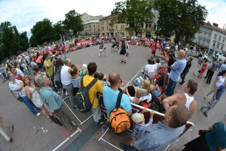 Перед львівською Оперою зіграли у баскетбол (ФОТО), фото-1 Перед львівською Оперою зіграли у баскетбол (ФОТО), фото-1