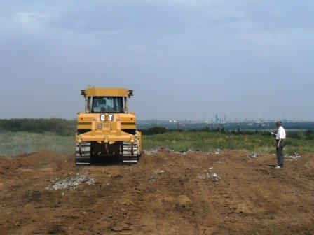 В Горловке опять горит свалка. Огонь засыпают глиной, фото-2 В Горловке опять горит свалка. Огонь засыпают глиной, фото-2