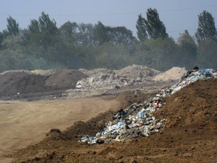 В Горловке опять горит свалка. Огонь засыпают глиной, фото-1 В Горловке опять горит свалка. Огонь засыпают глиной, фото-1