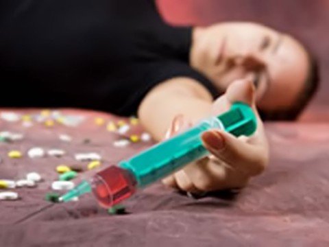 В Мариуполе наркоманка трое суток истязала 15-летнюю девочку, фото-1 В Мариуполе наркоманка трое суток истязала 15-летнюю девочку, фото-1