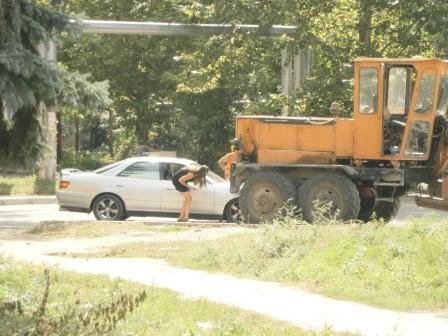 Не разминулись легковая машина и… трактор, фото-1 Не разминулись легковая машина и… трактор, фото-1