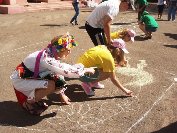 В Кривом Роге воспитанники приютов соревновались в конкурс..., фото-1 В Кривом Роге воспитанники приютов соревновались в конкурсе рисунков на асфальте (ФОТО), фото-1