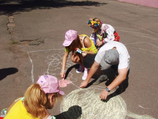 В Кривом Роге воспитанники приютов соревновались в конкурс..., фото-3 В Кривом Роге воспитанники приютов соревновались в конкурсе рисунков на асфальте (ФОТО), фото-3