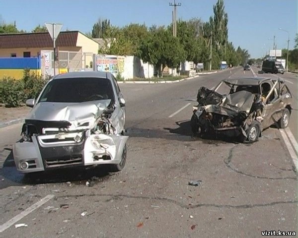 ДТП в Геническе с участием рейсового автобуса, фото-1 ДТП в Геническе с участием рейсового автобуса, фото-1