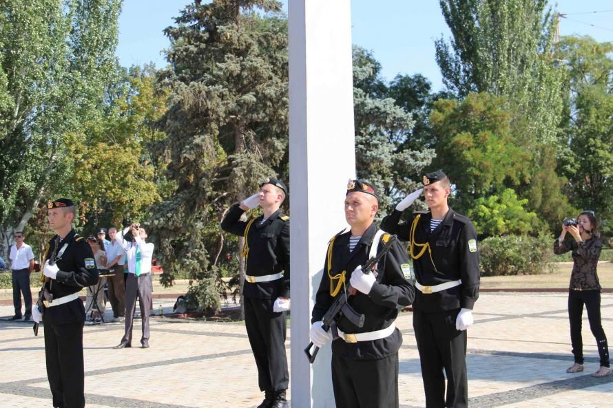 В Керчи на гору Митридат подняли 20-метровый флаг Украины (..., фото-1 В Керчи на гору Митридат подняли 20-метровый флаг Украины (фото), фото-1