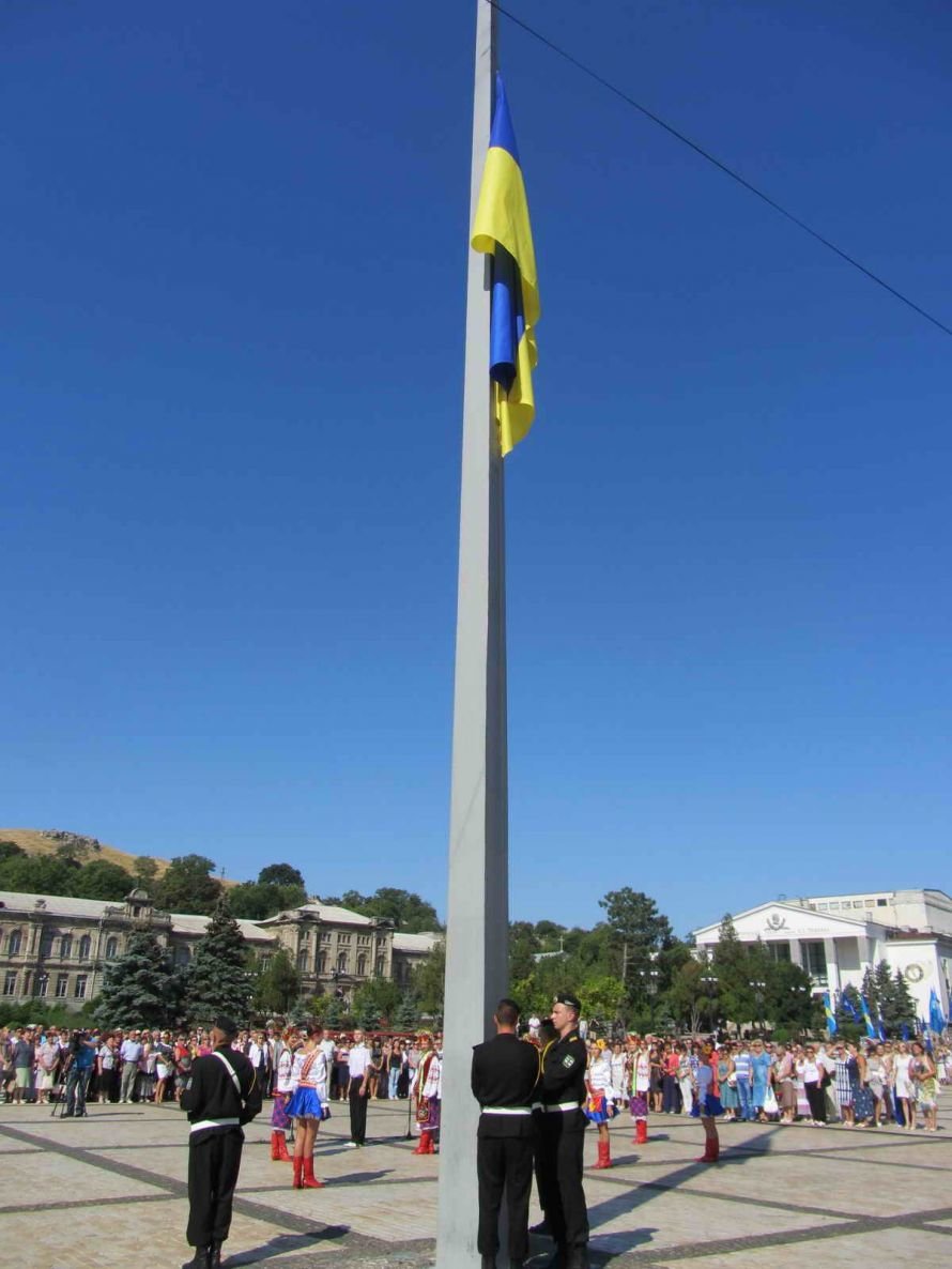 В Керчи на гору Митридат подняли 20-метровый флаг Украины (..., фото-2 В Керчи на гору Митридат подняли 20-метровый флаг Украины (фото), фото-2