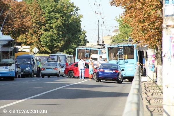 В центре Симферополя иномарка врезалась в троллейбус (фото), фото-1 В центре Симферополя иномарка врезалась в троллейбус (фото), фото-1