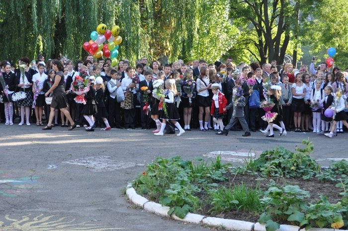 В мариупольских школах прозвенел первый звонок (ФОТОРЕПОРТАЖ), фото-16 В мариупольских школах прозвенел первый звонок (ФОТОРЕПОРТАЖ), фото-16