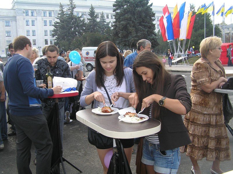 День Луганска-2012: Мясо, зрелища и собаки, фото-1 День Луганска-2012: Мясо, зрелища и собаки, фото-1