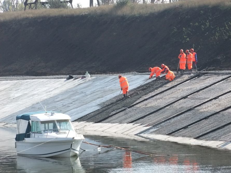 В Донецкой области ремонтируют канал питьевой воды, чтобы она не «о... В Донецкой области ремонтируют канал питьевой воды, чтобы она не «орошала камыши и кустарники» (фото) - фото 6