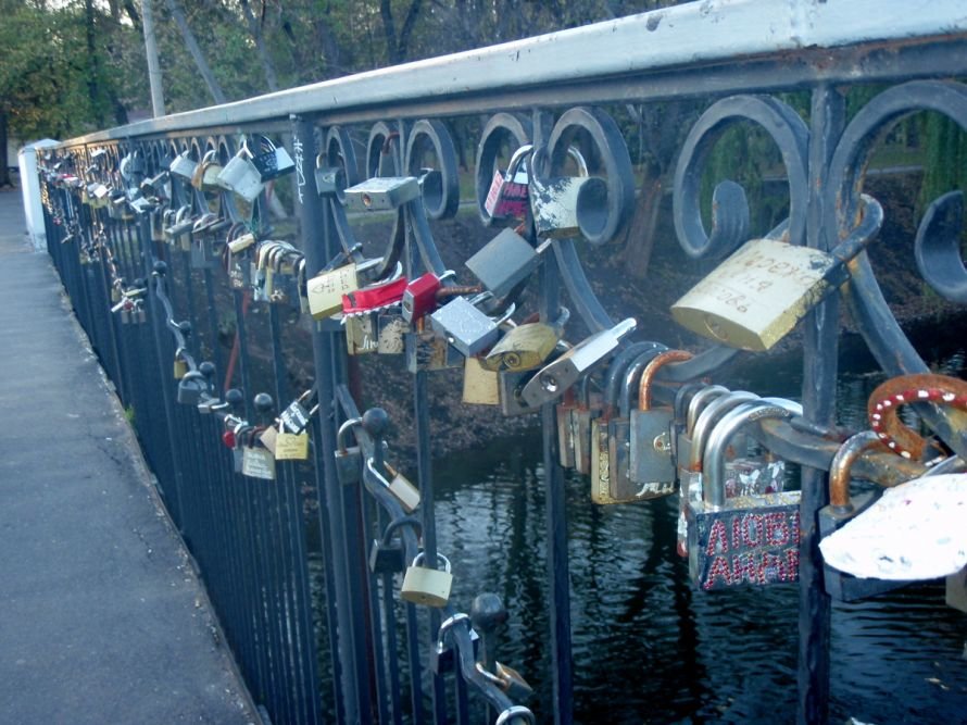 Безопасны ли замочки, которые влюбленные вешают на мосту в..., фото-10 Безопасны ли замочки, которые влюбленные вешают на мосту в парке им. газеты «Правда» в Кривом Роге? (ФОТО), фото-10