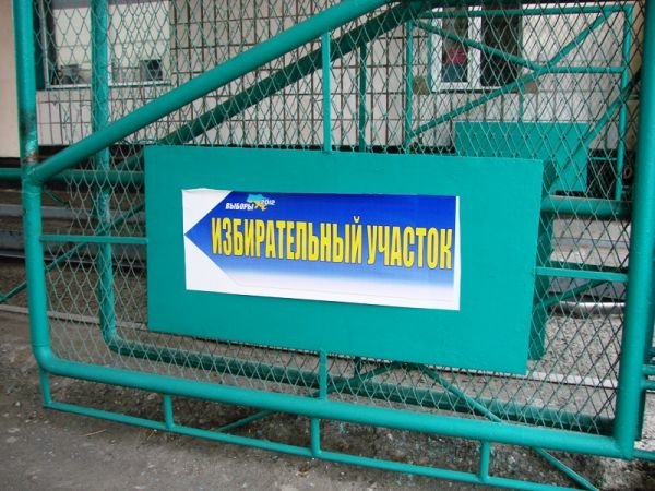 Политические хитрости: в Артемовске развесили указатели на..., фото-2 Политические хитрости: в Артемовске развесили указатели на избирательные участки с логотипом «а-ля Партия Регионов», фото-2