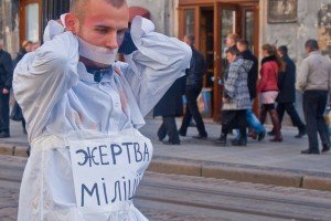 «Избитого» милицией парня приковали к столбу, фото-1 «Избитого» милицией парня приковали к столбу, фото-1