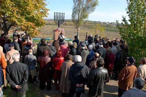 В Мариуполе почтили память евреев, растрелянных в 1941 году, фото-1 В Мариуполе почтили память евреев, растрелянных в 1941 году, фото-1