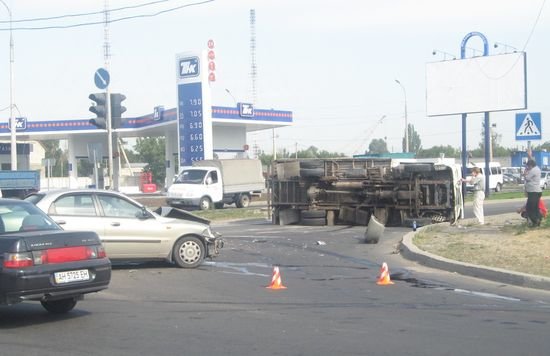 В Мариуполе столкнулись легковушка и фургон. Грузовичок пер..., фото-1 В Мариуполе столкнулись легковушка и фургон. Грузовичок перевернулся (новые ФОТО), фото-1