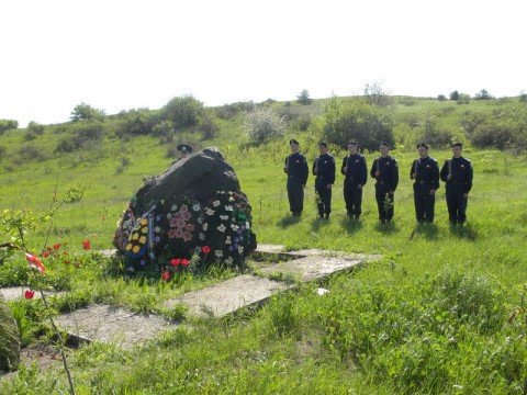 Возложение венков на месте гибели в сентябре 1943 года (Сам..., фото-1 Возложение венков на месте гибели в сентябре 1943 года (Самарина Балка) и месте захоронения (село Ильичевское) 32-х десантников 384 ОБМП, о..., фото-1