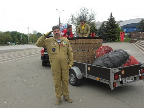 В Мариуполь прибыли известный украинский воздухоплаватель Сергей Ск... В Мариуполь прибыли известный украинский воздухоплаватель Сергей Скалько вместе с российским коллегой Леонидом Тюхтяевым.