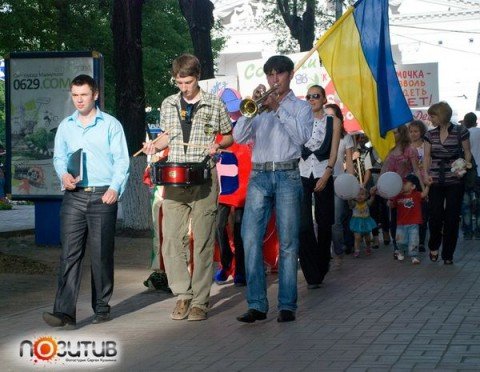 В начале лета мариупольцы массово пускали мыльные пузыри (Ф..., фото-1 В начале лета мариупольцы массово пускали мыльные пузыри (ФОТО), фото-1