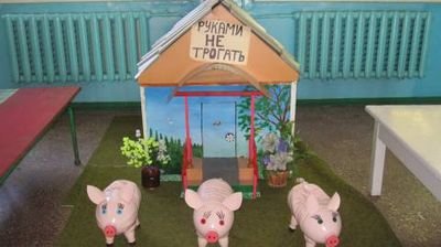 Такую незамысловатую композицию установили для детей в поликлинике... Такую незамысловатую композицию установили для детей в поликлинике горбольнице №3 и никого не подпускают