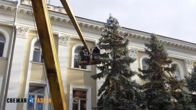 В центре Симферополя уже наряжают елки, фото-1 В центре Симферополя уже наряжают елки, фото-1