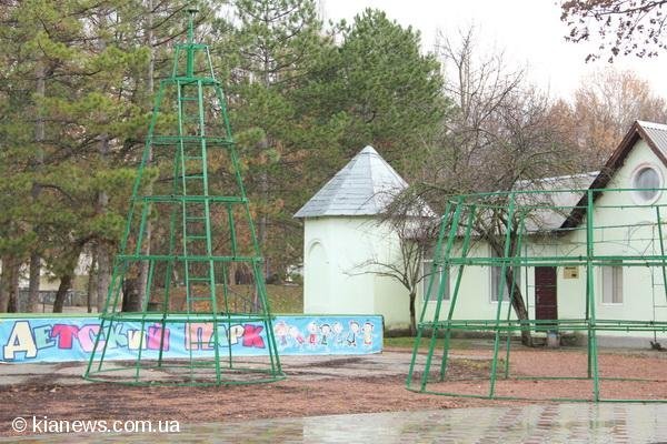 В центре Симферополя уже наряжают елки, фото-2 В центре Симферополя уже наряжают елки, фото-2