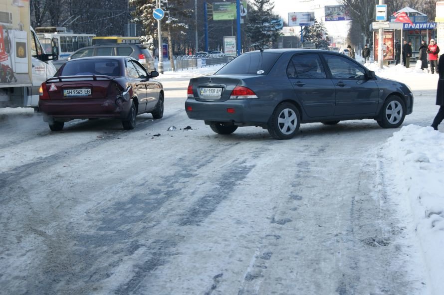 Авария на «1000 мелочей» спровоцировала километровую пробку..., фото-2 Авария на «1000 мелочей» спровоцировала километровую пробку (ФОТО), фото-2