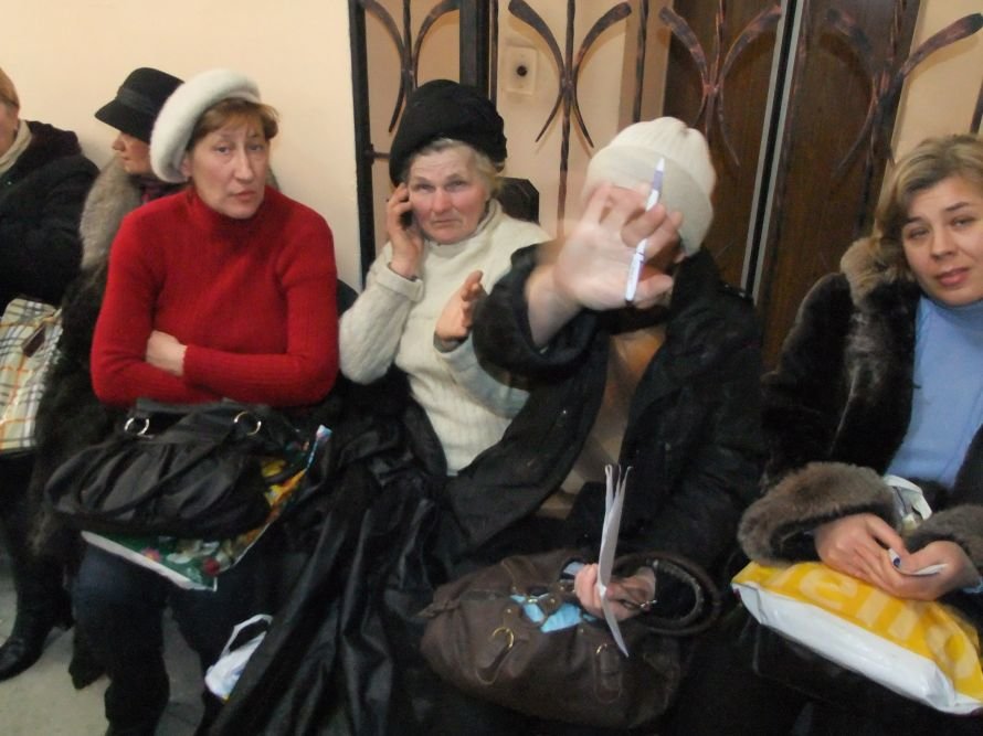 Операция «Регистрация» - в Донецке, чтобы оформить докумен..., фото-1 Операция «Регистрация» - в Донецке, чтобы оформить документы на недвижимость, люди занимают очередь в 6 утра (фото), фото-1