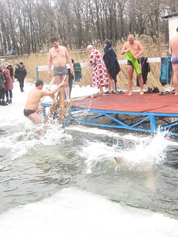 Жители Красноармейска окунались в Крещенскую купель (ФОТОРЕ..., фото-3 Жители Красноармейска окунались в Крещенскую купель (ФОТОРЕПОРТАЖ), фото-3