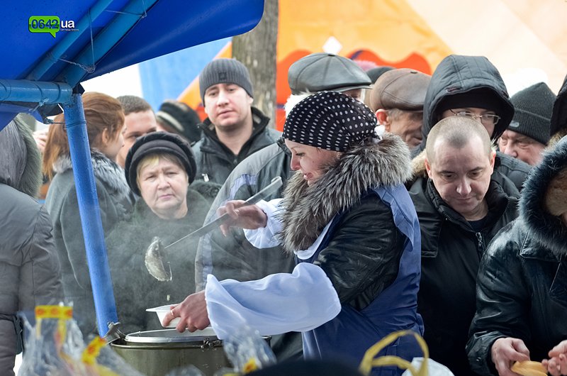 Сегодня луганчане вместе с мэром смывали грехи на «Восмерке..., фото-6 Сегодня луганчане вместе с мэром смывали грехи на «Восмерке» (ФОТО), фото-6