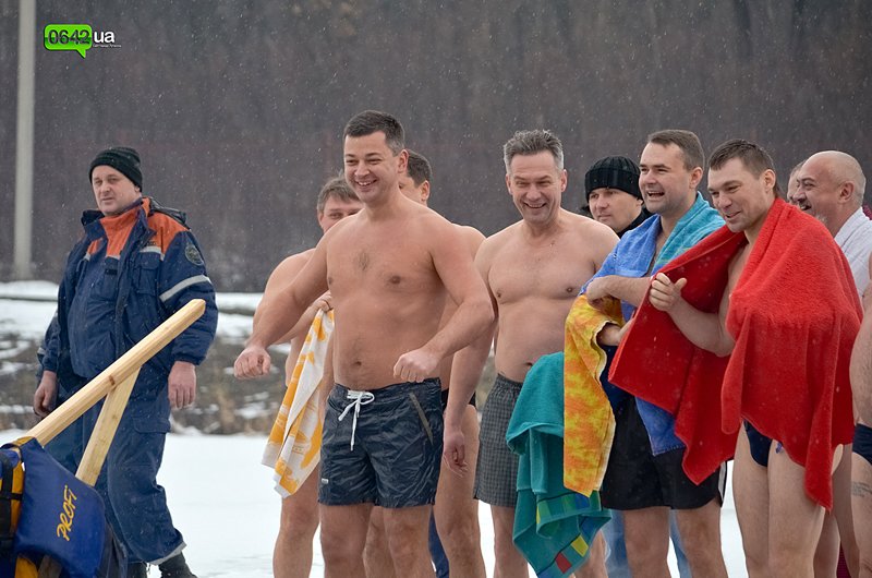 Сегодня луганчане вместе с мэром смывали грехи на «Восмерке..., фото-5 Сегодня луганчане вместе с мэром смывали грехи на «Восмерке» (ФОТО), фото-5