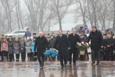 Сегодня в Кременчуге состоялось торжественное возложение цветов к п... Сегодня в Кременчуге состоялось торжественное возложение цветов к памятнику Т.Г.Шевченко (фото) - фото 1