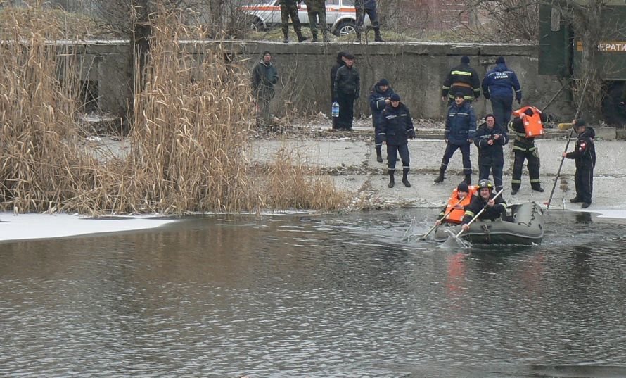 Кіровоград: на крижину посередині річки потрапив собака, фото-1 Кіровоград: на крижину посередині річки потрапив собака, фото-1
