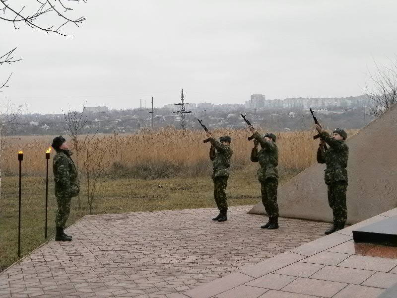 В Мариуполе почтили память погибших в Афганистане (ФОТО), фото-2 В Мариуполе почтили память погибших в Афганистане (ФОТО), фото-2