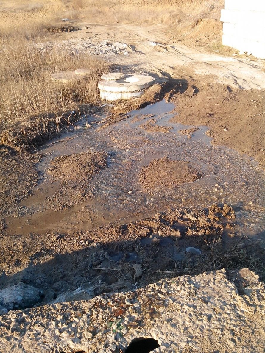 В Мариуполе вода утекает - никто не знает (Фотофакт), фото-1 В Мариуполе вода утекает - никто не знает (Фотофакт), фото-1