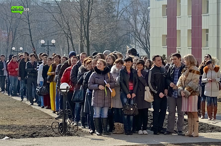 В Луганске студенты ЛНУ провели необычный флешмоб (ФОТО), фото-2 В Луганске студенты ЛНУ провели необычный флешмоб (ФОТО), фото-2