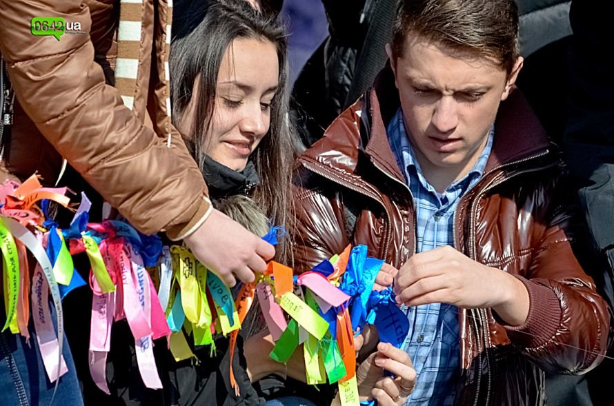 В Луганске студенты ЛНУ провели необычный флешмоб (ФОТО), фото-4 В Луганске студенты ЛНУ провели необычный флешмоб (ФОТО), фото-4