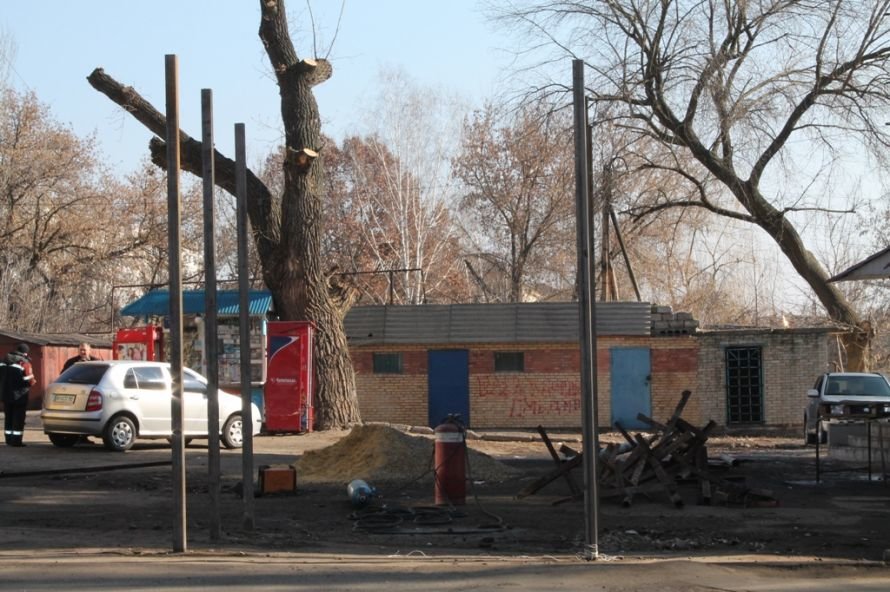В Артемовске неизвестные начали реконструкцию остановки, фото-2 В Артемовске неизвестные начали реконструкцию остановки, фото-2