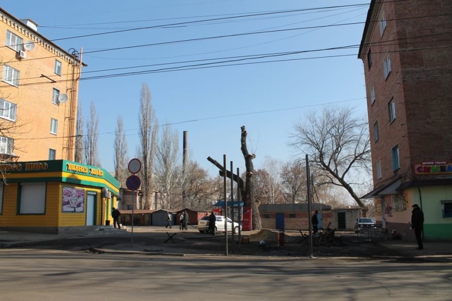 В Артемовске неизвестные начали реконструкцию остановки, фото-1 В Артемовске неизвестные начали реконструкцию остановки, фото-1