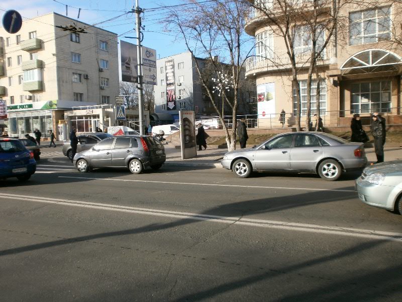 В Мариуполе девушка на «Форде» запугала мужчину на «Ауди»..., фото-2 В Мариуполе девушка на «Форде» запугала мужчину на «Ауди» (ФОТО), фото-2