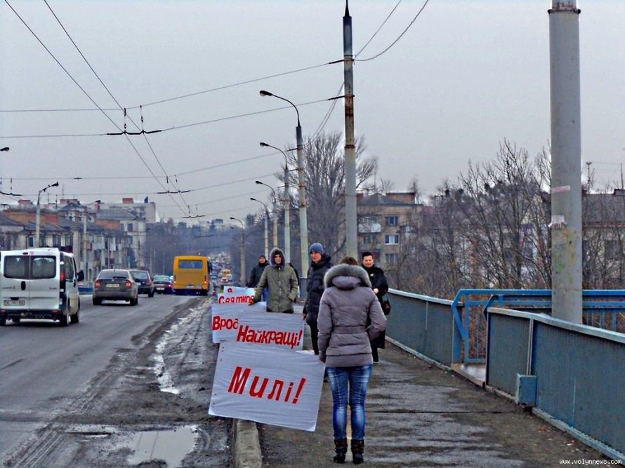 Молоді лучани вітали жінок із весною на мості, фото-1 Молоді лучани вітали жінок із весною на мості, фото-1