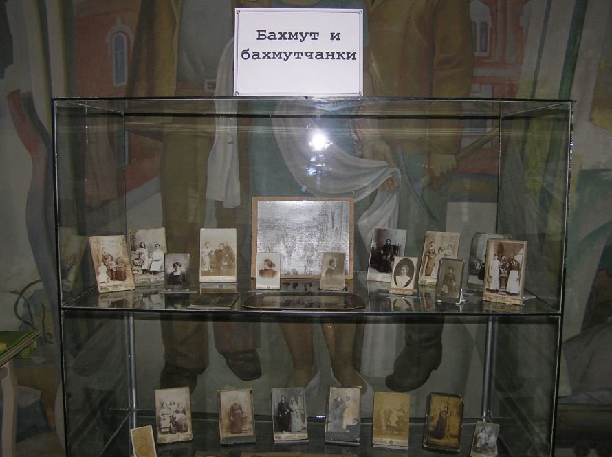 В Артемовском музее знакомят с бахмутскими барышнями, фото-5 В Артемовском музее знакомят с бахмутскими барышнями, фото-5