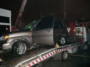 В Севастополе пьяный водитель нырнул в море прямо на джипе..., фото-2 В Севастополе пьяный водитель нырнул в море прямо на джипе (ФОТО), фото-2