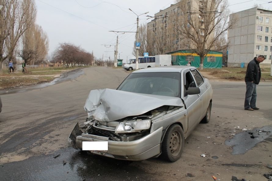 Сегодня в Артемовске возле детской больницы столкнулись два..., фото-4 Сегодня в Артемовске возле детской больницы столкнулись два автомобиля (ФОТО), фото-4
