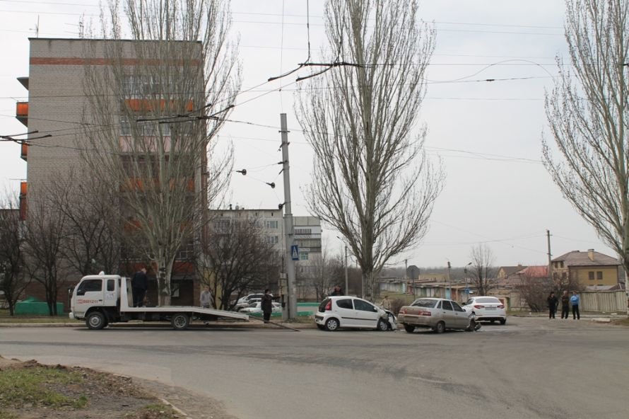 Сегодня в Артемовске возле детской больницы столкнулись два..., фото-1 Сегодня в Артемовске возле детской больницы столкнулись два автомобиля (ФОТО), фото-1